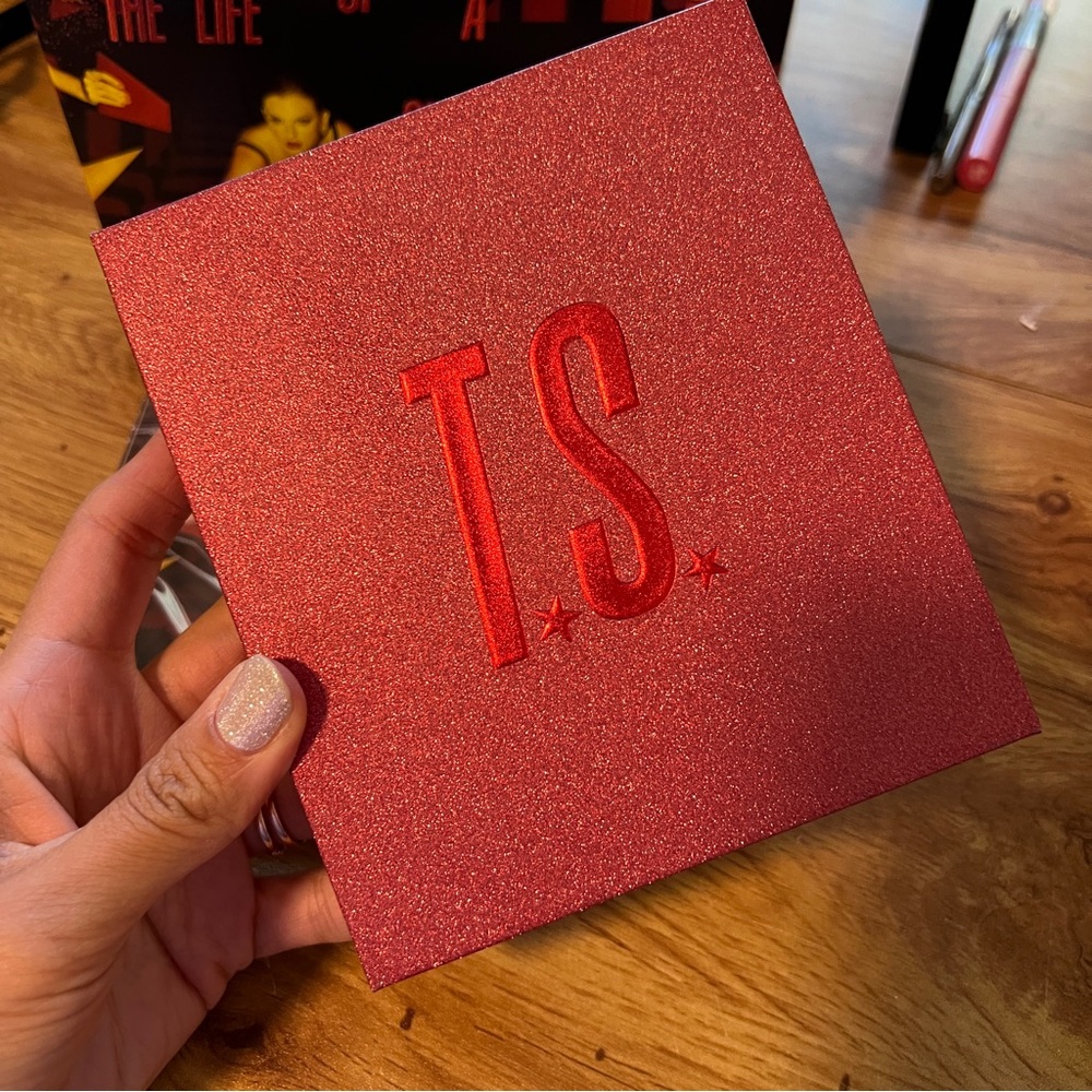 THE LIFE OF A SHOWGIRL: IT'S FRIGHTENING EDITION LIMITED RELEASE DELUXE CD - Picture 7 of 10